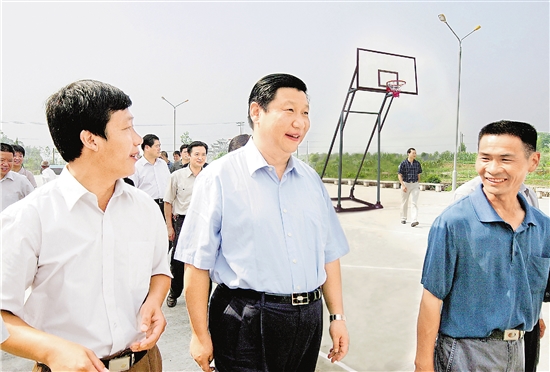 2005年6月17日，习近平在武义县调研基层民主法治并到履坦镇杨岸村察看群众性文体活动。 本报记者 周咏南 摄