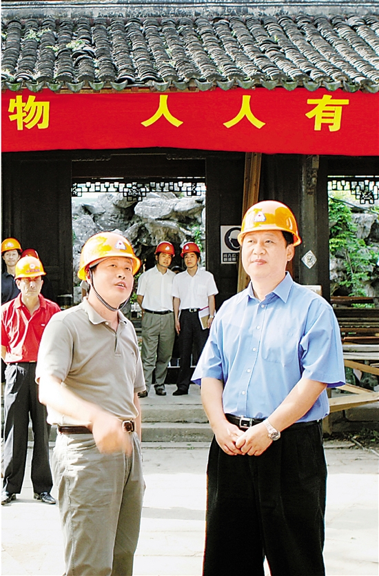 2006年6月10日，习近平在杭州专题调研文化遗产保护工作并慰问建设者。 本报记者 周咏南 摄